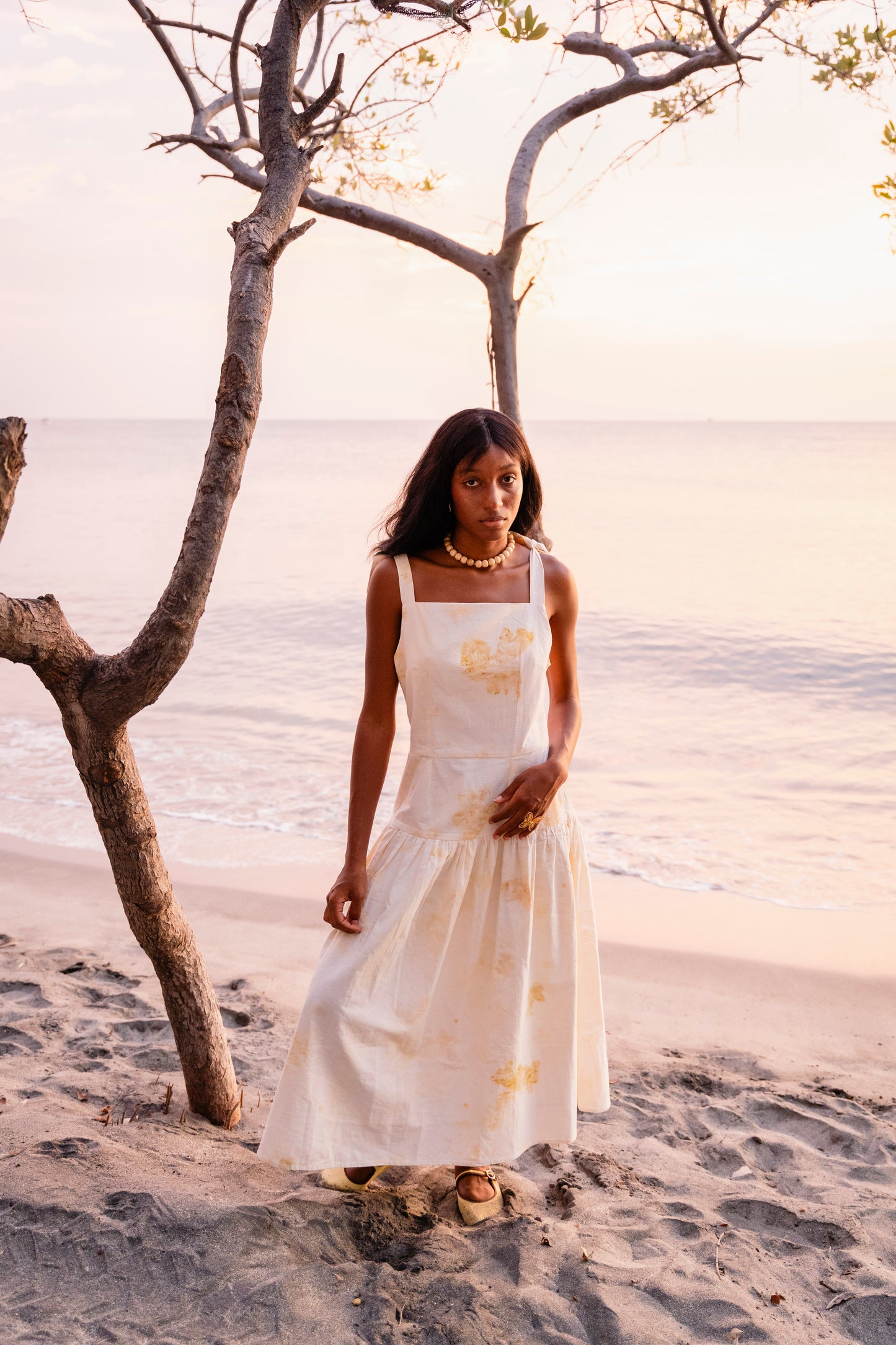 Vestido Flor de la Sierra con ecoprint de cáscaras de cebolla